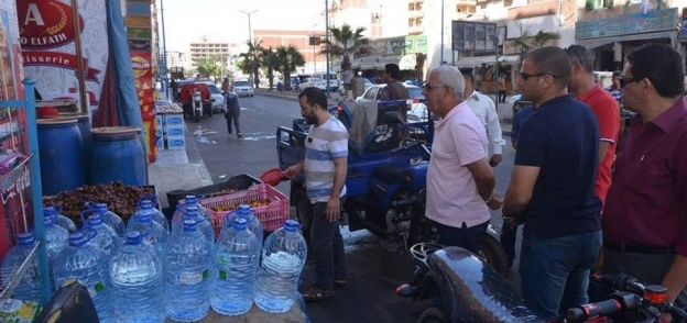 محافظ مطروح يقود حملة ازالة الاشغالات وغلق المحلات المخالفه والمتعدية على الارصفه بمدينة مرسى مطروح