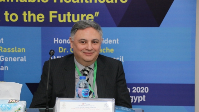 رئيس المجلس الأعلى لاتحاد الأطباء العرب، عمر عياش