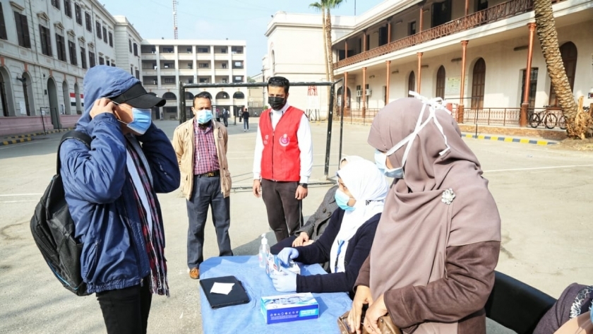 توزيع كمامات طبية مجانا على طلاب المدرسة السعيدية الثانوية بالقاهرة