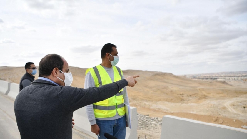 الرئيس عبدالفتاح السيسي يتابع أحد المشروعات القومية