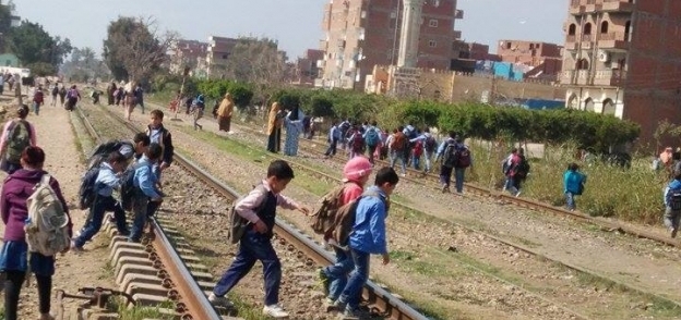 أرواح التلاميذ مهددة بسبب قطار «قلين»
