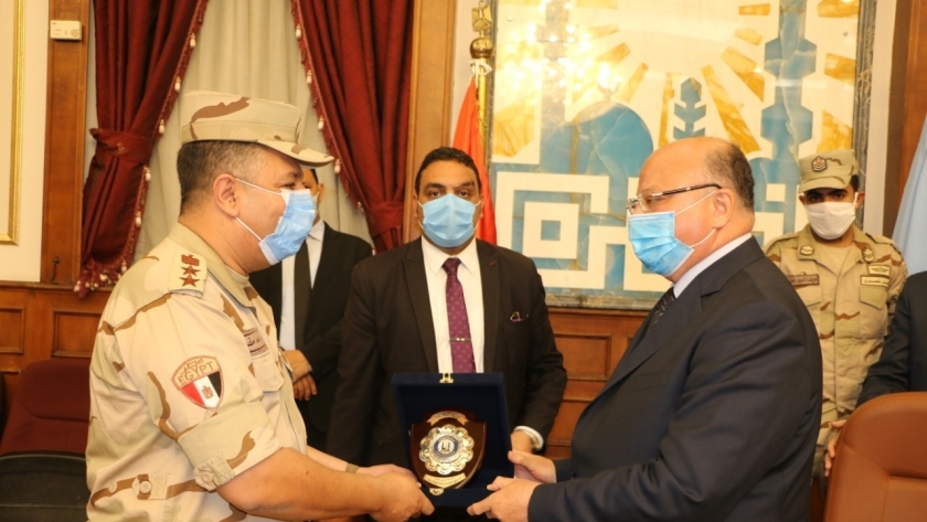 محافظ القاهرة يكرم المستشار العسكرى