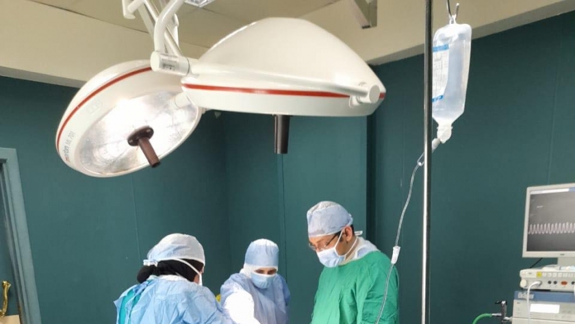 الفريق الطبى داخل غرفة عمليات مستشفى مارينا فى أولى العمليات التى تجرى بها