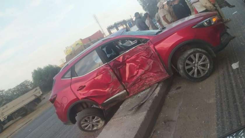 حادث تصادم بين سيارة نقل وملاكي