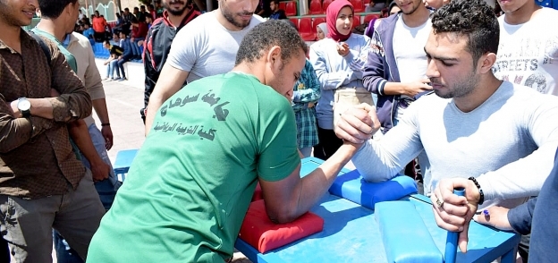 رئيس جامعة سوهاج يفتتح فعاليات المهرجان الرياضي للجامعات المصرية