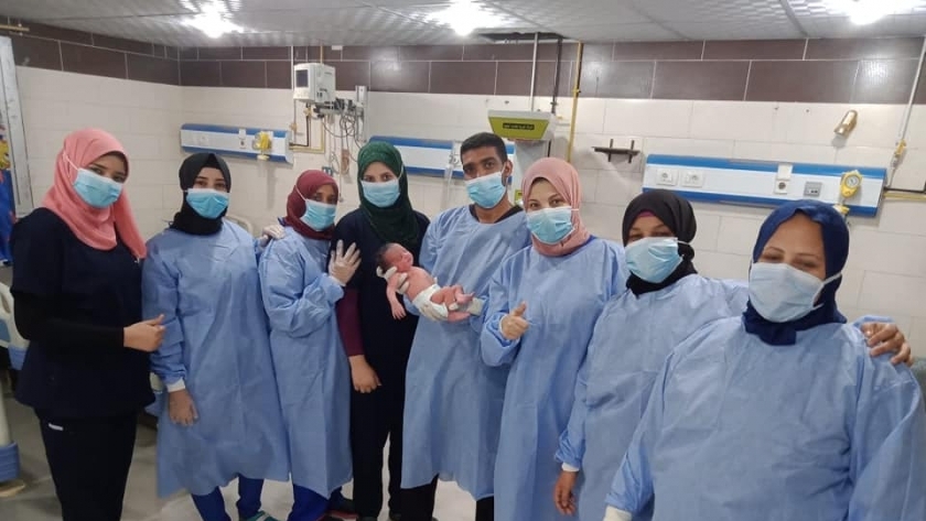 صور.. نجاح ولادة قيصرية لمصابة بكورونا في مستشفى قنا العام للعزل