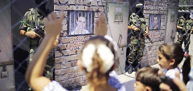 لوحة جدارية تصور السجون التى تحتجز فيها إسرائيل عناصر كتائب القسام