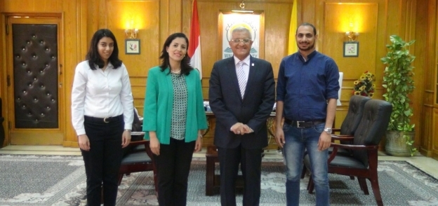 صورة تذكارية لرئيس جامعة المنيا مع فريق برنامج المنح الدراسية