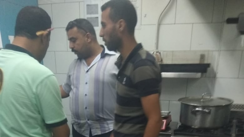 صحة الشرقية: إعدام ١٤٩ كجم أغذية فاسدة بمطعمين بالزقازيق