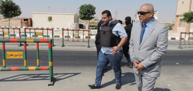 اللواء هشام نصر مدير أمن مطروح خلال مروره على كمين الكيلو 20