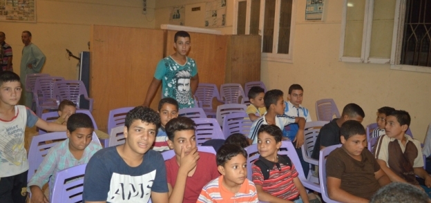 الأطفال بقرية محمد صلاح يشاهدون المباراة