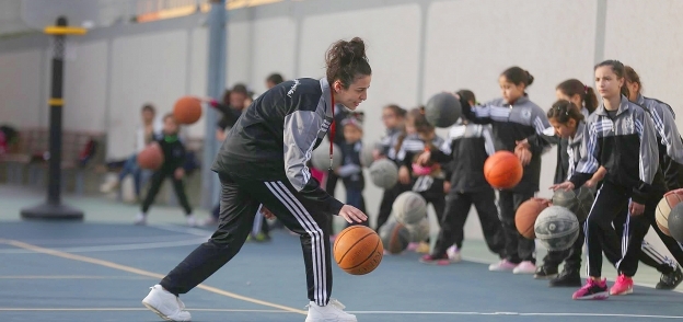 داخل أكاديمية نجوم كرة السلة لتعليم الفتيات مهارات اللعبة