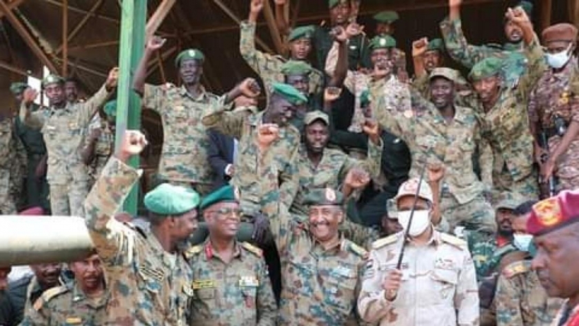 رئيس السيادة السوداني وسط ضباط وجنود المدرعات عقب احباط محاولة الانقلاب