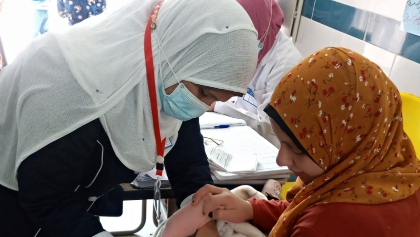 تطعيم الأطفال بقرية تاسا في أسيوط