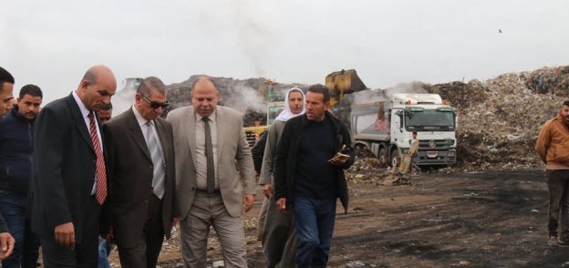 محافظ كفرالشيخ يتابع أعمال نقل مخلفات مقلب القمامة الرئيسى