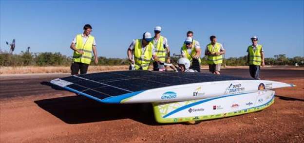 بالصور| 45 سيارة تتنافس بالسباق الدولي للطاقة الشمسية 2015 في إستراليا