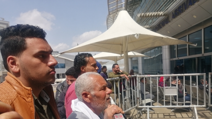 أسر المصريين يستقبلون ذويهم بمطار القاهرة الدولي