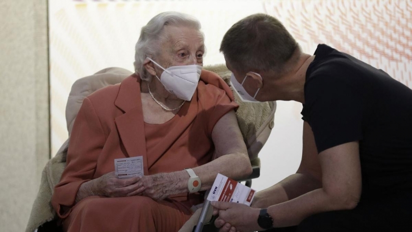 رئيس الوزراء التشيكي والمحاربة  إميلي ربيكوفا بعد تلقيهما اللقاح المضاد لفيروس كورونا