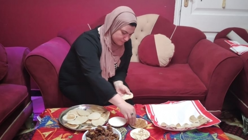 «الوطن» في منزل «أمينة الإيطالية» في أول أيام رمضان: عاملة قطايف ومحشي