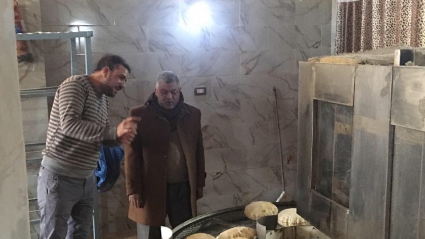 المهندس السيد ابواليزيد مدير عام تموين مطروح خلال مرور على احد مخابز الخبز البلدى المدعم بمطروح