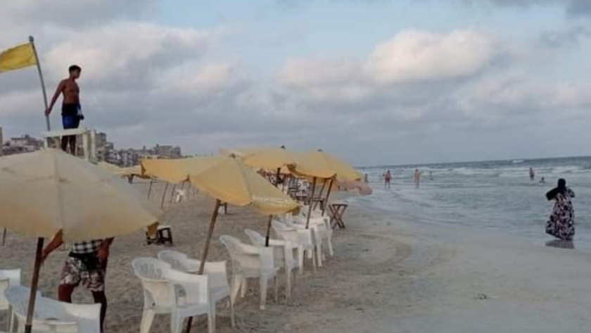 الرايات الصفراء على شواطئ العجمي غرب الإسكندرية