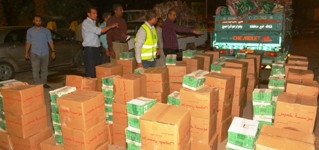 توزيع مواد غذائية ومراتب وبطاطين للأسر المتضررة في حريق الحرجة بسوهاج