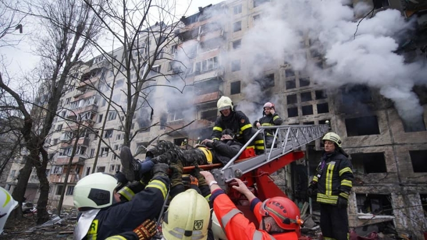 دخان يتصاعد من احد المباني في مدينة «كييف» الأوكرانية