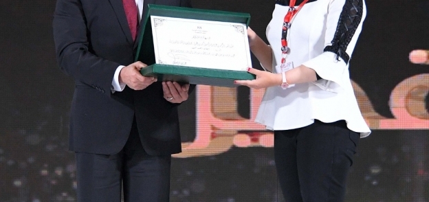 ايمان راغب رئيس اتحاد طلاب جامعة كفر الشيخ اثناء تكريمها من الرئيس