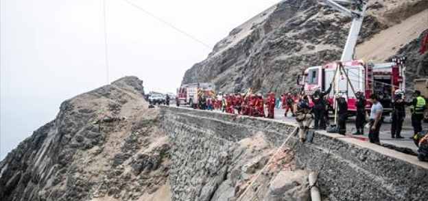 50 قتيلا ضحايا سقوط حافلة فوق شاطئ صخري في البيرو