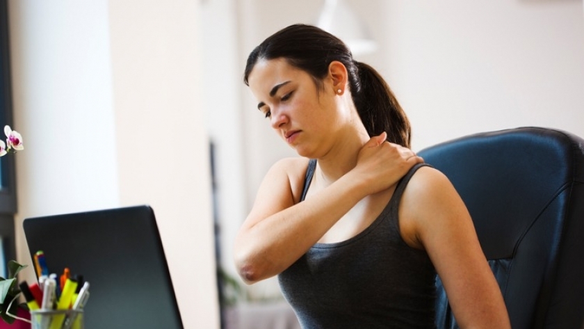 5 تمارين رياضية لحرق الدهون وعلاج آلام الظهر يمكن ممارستها في مكان العمل