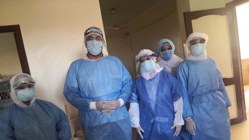 الفريق الطبي للعزل بمستشفى سمسطا المركزي