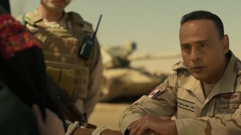 محمود عبد المغني في مشهد من مسلسل الكتيبة 101