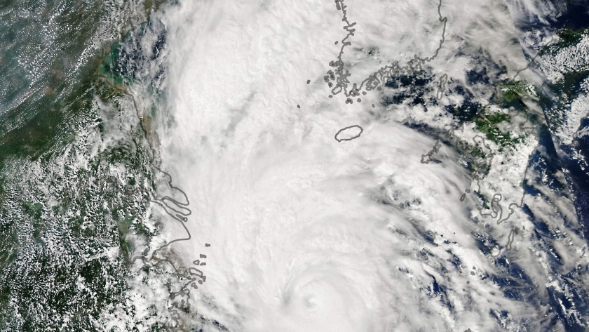 الفلبين تجلي 200 ألف شخص من المناطق الساحلية بسبب إعصار كاموري