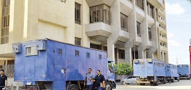 عدد من سيارات الأمن المركزى أمام مجمع محاكم المحلة