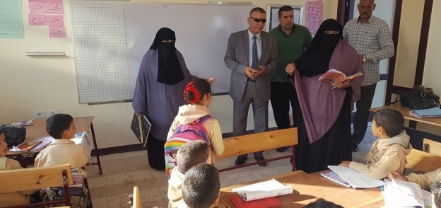 مدير إدارة سيدي سالم التعليمية خلال تفقده إحدى المدارس