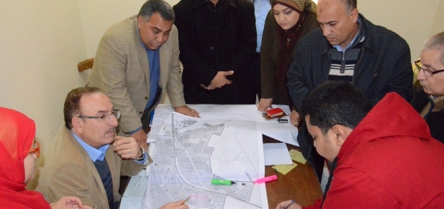 حافظ بني سويف خلال زيارته للإدارة الهندسية