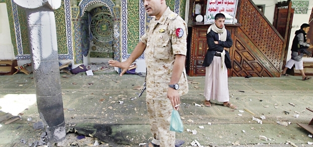 آثار التفجير الإرهابى الذى استهدف المصلين الشيعة فى اليمن