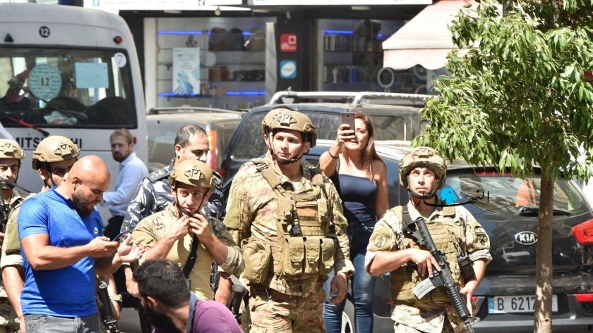 قوات الأمن اللبناني من أمام أحد البنوك