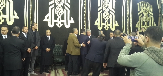 علاء مبارك اثناء دخوله العزاء