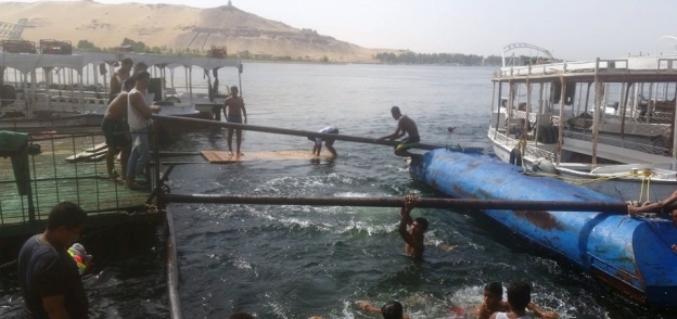 مواطنون هربوا من ارتفاع درجة الحرارة بالنزول إلى النيل فى أسوان