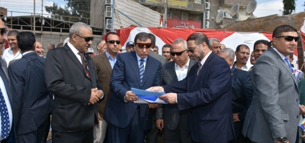 بالصور| وزير القوى العاملة يضع حجر الأساس للمبنى الجديد في الزقازيق