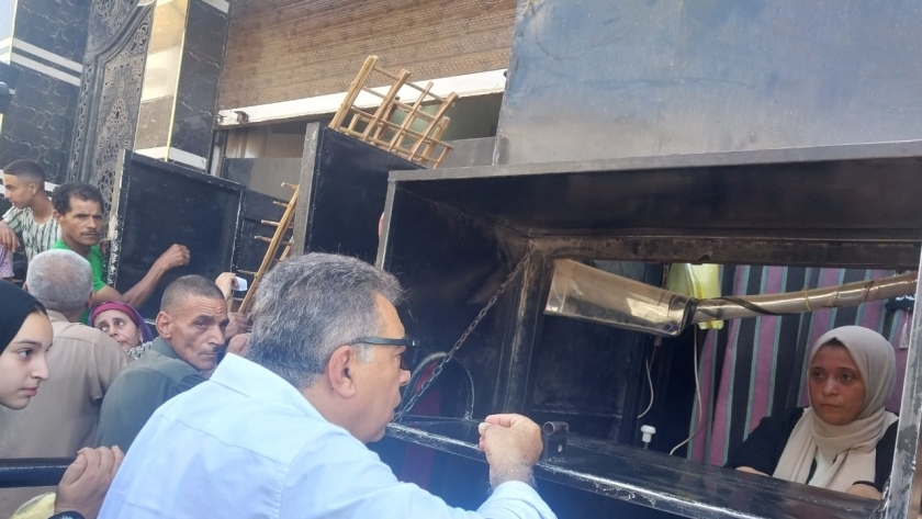 اللواء طارق مرزوق، محافظ الدقهلية  في مخبز