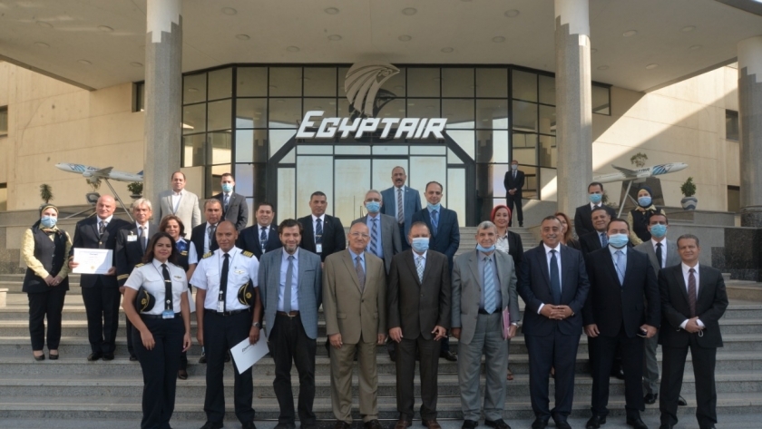 مصر للطيران تكرم طاقم طائرة رحلة المولودة اليمنية