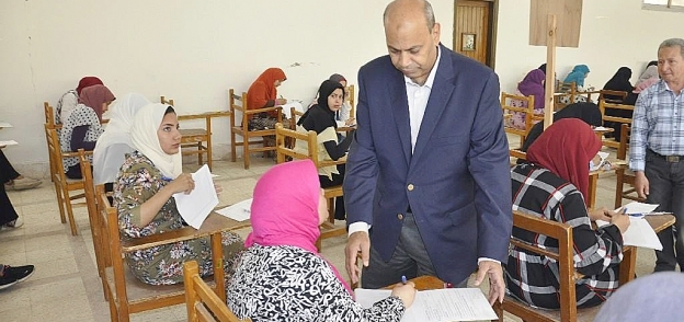 رئيس جامعة المنيا يتابع الامتحانات