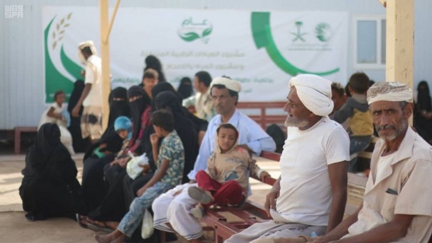 مركز الملك سلمان يوزع مواد إغاثية في اليمن
