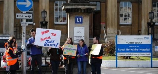 بالصور| أول إضراب شامل للأطباء في بريطانيا.. والحكومة: "يوم مشؤوم"
