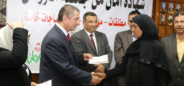 محافظ كفرالشيخ يوزع شهادات أمان المصريين على الأسر الأكثر احتياجا