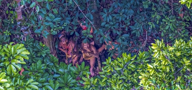 قبيلة بدائية تعيش في غابات الأمازون
