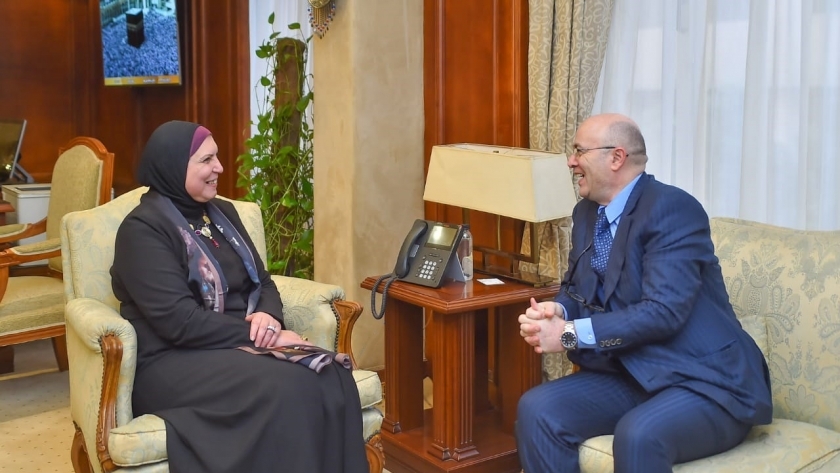 وزيرة التجارة والصناعة مع سفير المغرب بالقاهرة