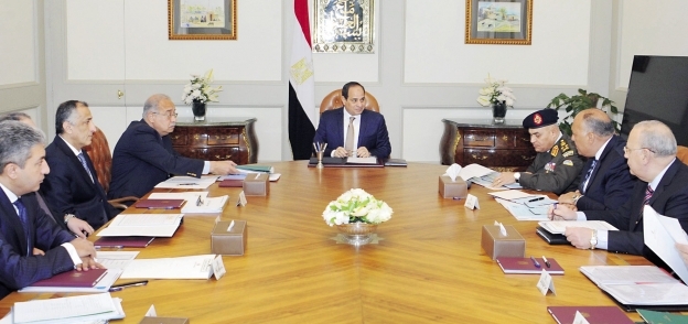الرئيس خلال اجتماعه مع رئيىس الوزراء وعدد من المسئولين أمس